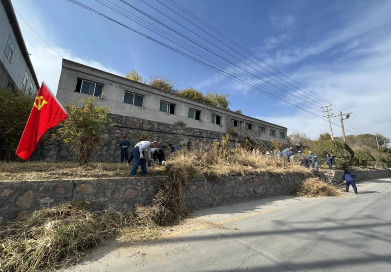 有工投黨員干部、團(tuán)員青年的耕耘那處便是公司最美麗的一角-----物產(chǎn)工投公司開展環(huán)境專項(xiàng)整治主題黨日、團(tuán)日活動