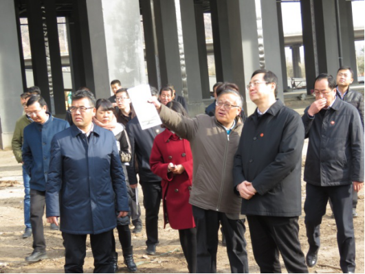 省委常委、西寧市委書記王曉在青海省物產(chǎn)集團總公司黨委書記、總經(jīng)理王玉輝陪同下，深入青海物產(chǎn)朝陽物流園區(qū)。