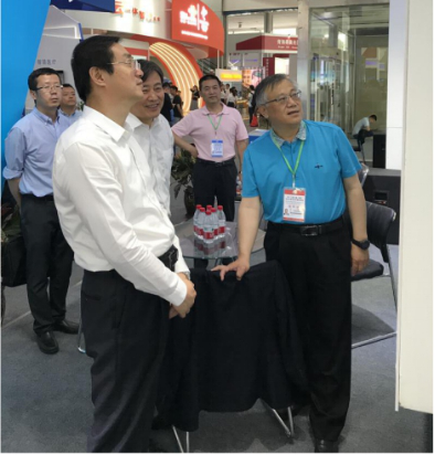 省委常委、西寧市委書記王曉蒞臨第十九屆青洽會青海物產(chǎn)展位參觀
