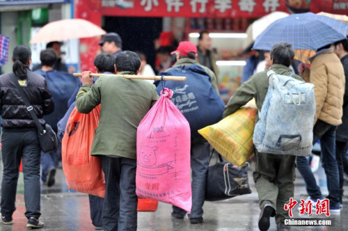 聚焦春節(jié)“恐歸族”：近鄉(xiāng)情怯，恐懼何來(lái)？(圖)